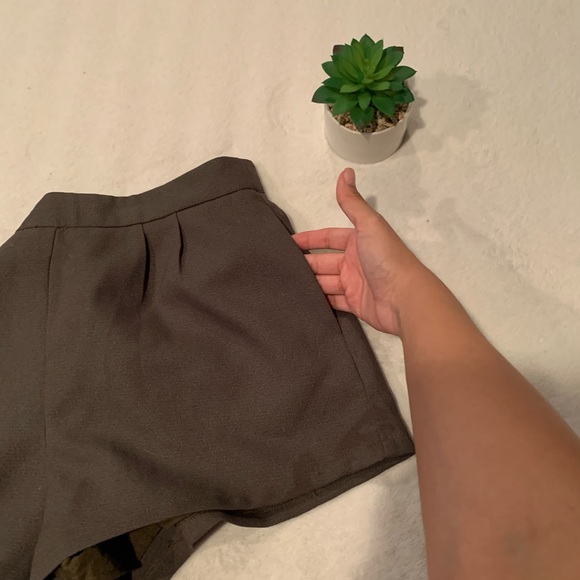 🆕OLIVE GREEN F21 DRESSY SHORTS🆕 - Picture 4 of 4